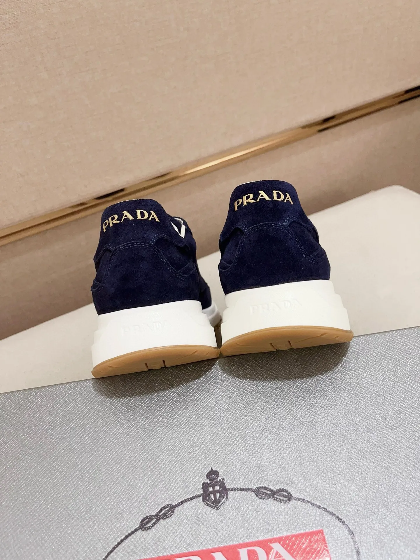 Men's shoes 💰 580💰 ✔️✔️✔️High-quality new PRADA counters are launched simultaneously. The new men's shoes and 😘 fabrics are made of selected first-layer cowhide with superb craftsmanship. Lining: Full cowhide lining. 👍🏿 High-end ☄️ air-cushion molded anti-slip rubber outsole, exquisite lines, simple and elegant, comfortable and high-end for leisure travel. Code number: 38 to 45 (can be customized to 46 to 47, non-refundable)